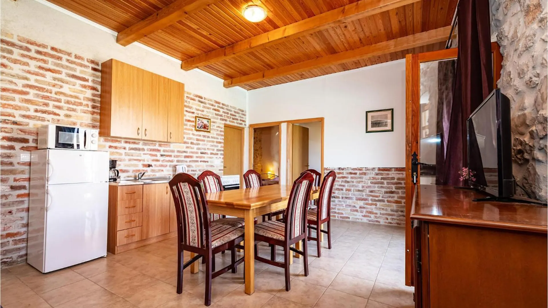 Сasa de vacaciones 4 Bedroom Nice Home In Lisane Tinjske